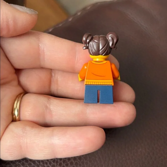 LEGO Minifigure with Orange Jacket and Yellow lantern - Picture 3 of 3